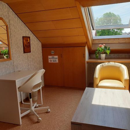 לוראך Sonnige Ruhige Dachzimmer Inkl Wifi Plus Kaffee Mit Wg Dusche Und Neuer Kueche מראה חיצוני תמונה