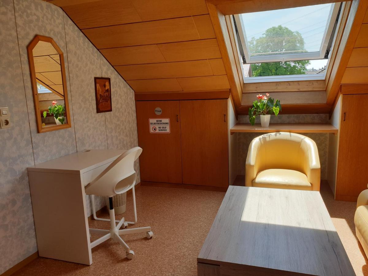 לוראך Sonnige Ruhige Dachzimmer Inkl Wifi Plus Kaffee Mit Wg Dusche Und Neuer Kueche מראה חיצוני תמונה
