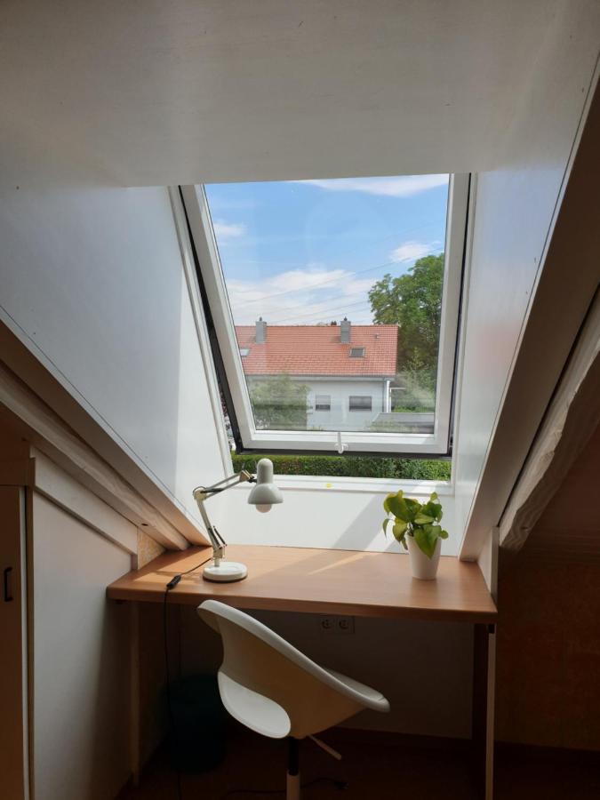 לוראך Sonnige Ruhige Dachzimmer Inkl Wifi Plus Kaffee Mit Wg Dusche Und Neuer Kueche מראה חיצוני תמונה
