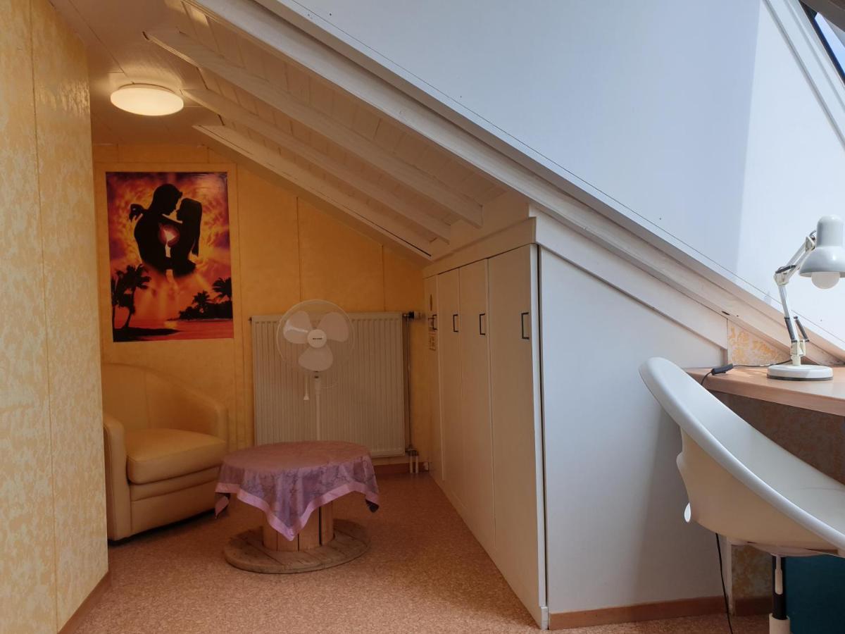 לוראך Sonnige Ruhige Dachzimmer Inkl Wifi Plus Kaffee Mit Wg Dusche Und Neuer Kueche מראה חיצוני תמונה